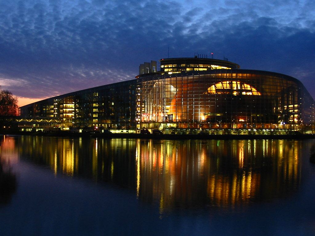 Le Parlement européen à Strasbourg, de nuit, reflété dans l'Ill