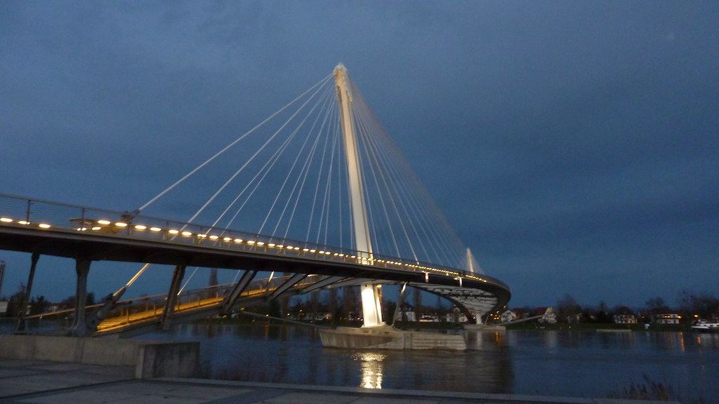 La passerelle des Deux Rives entre Strasbourg et Kehl, au crépuscule